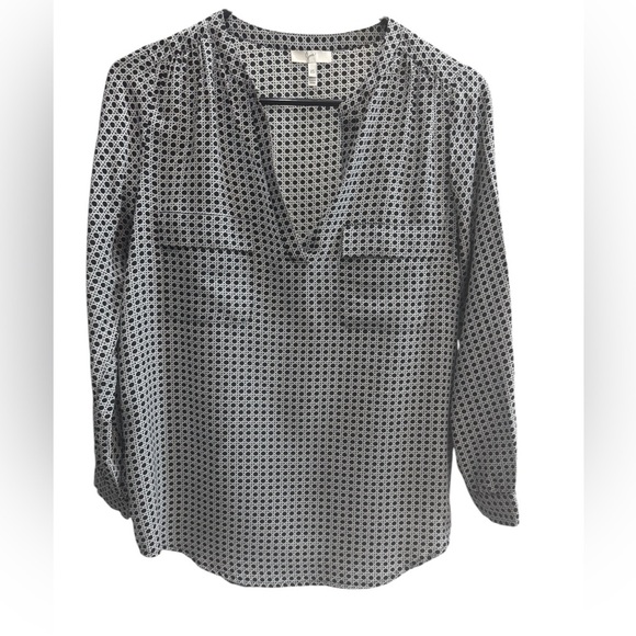 JOIE Black/White Long Sleeve V-Neck Printed Blouse Front Pockets 100% Silk XS - Picture 2 of 7